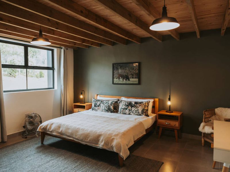 Spacious main bedroom suite with king-size bed at De Stilte