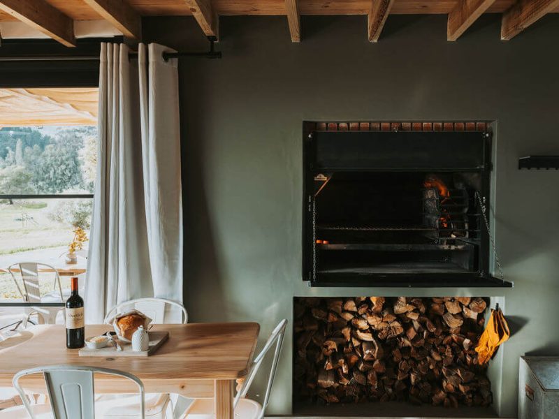 Interior living space with fireplace and dining table at De Stilte