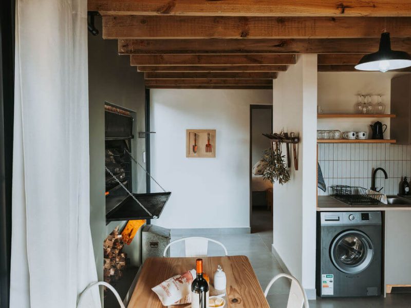 Cottage interior with dining area and kitchen at De Stilte
