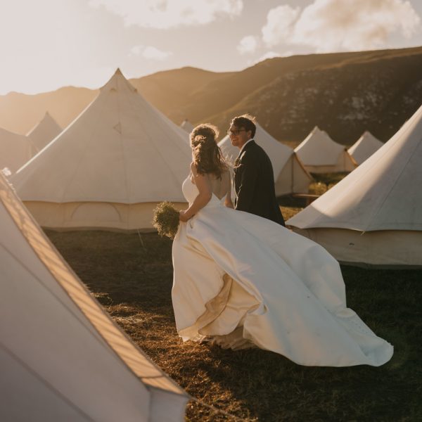 Bride & groom glamping tent wedding De Stilte