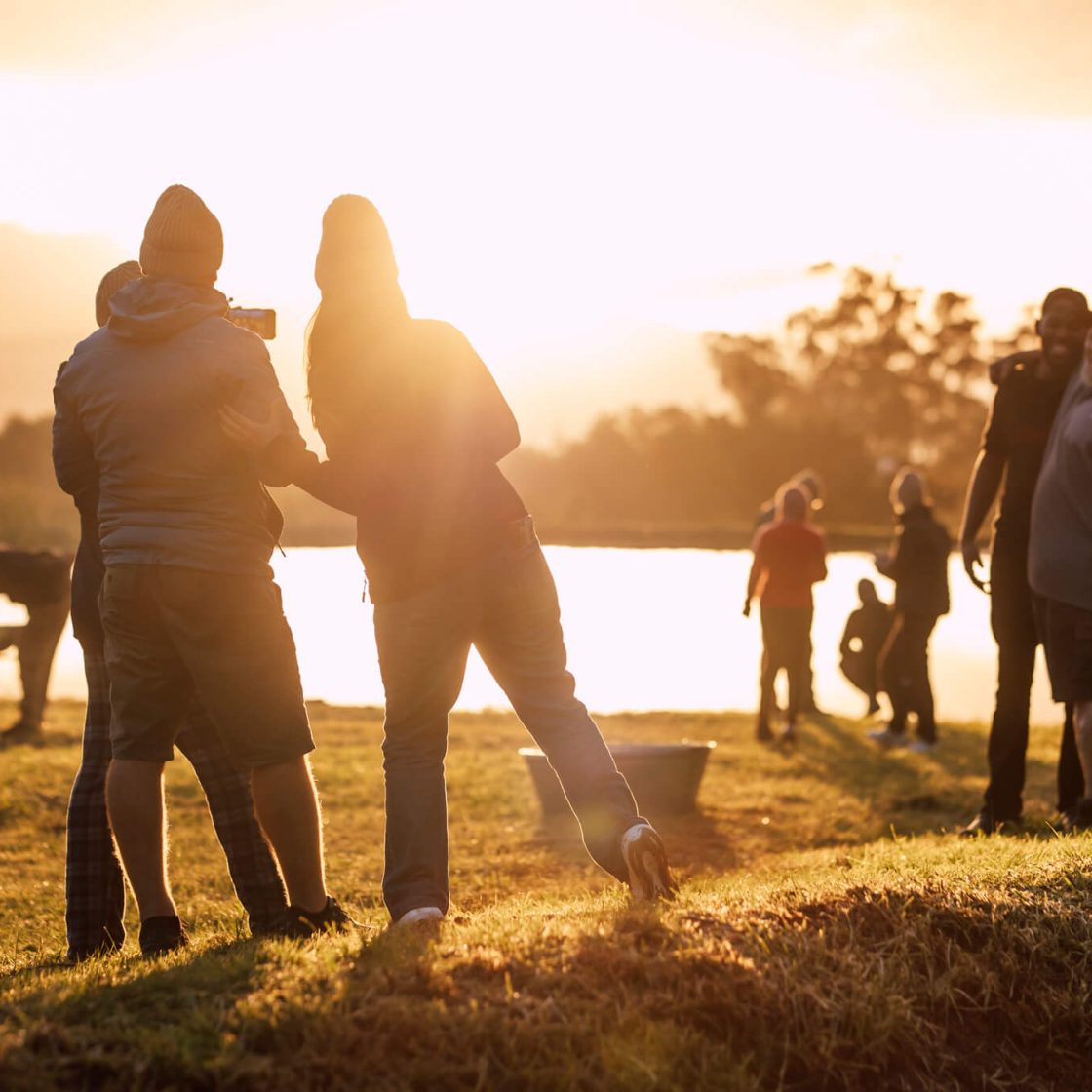 Group of guests walking toward the sunset at De Stilte
